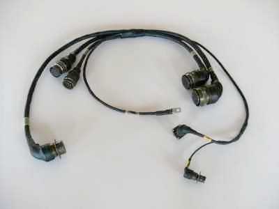 Cablaggio multiconnettore assemblato a mano.