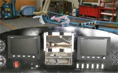 Pannello strumenti con doppio display in fase di allestimento.