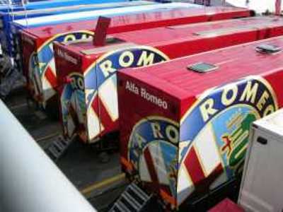 Bilico di assistenza Alfa Romeo ai box.