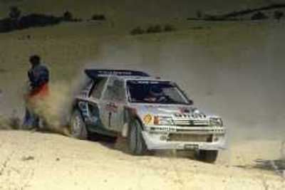 Peugeot 205 Turbo 16 su terreno sterrato.