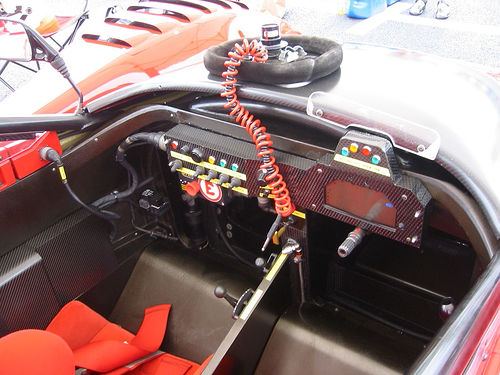 Abitacolo di una Ferrari 333SP da competizione, plancia comandi e cablaggi.