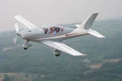 Velivolo ultraleggero in volo.