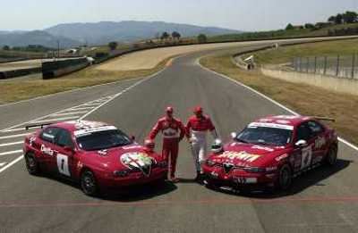 Equipaggio e vetture Alfa Romeo 156 ai box.