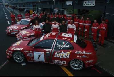 Foto di squadra con le vetture Alfa Romeo 156, livrea Selenia.