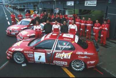 Foto di squadra con le vetture da competizione Alfa Romeo 156.