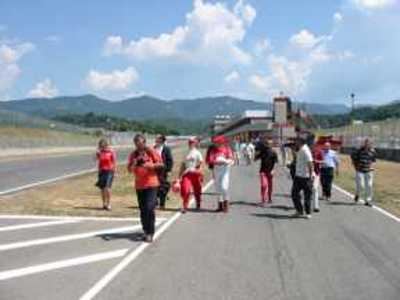 Membri della squadra in pista durante le verifiche pre-gara.