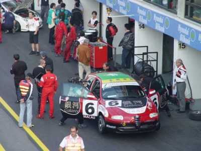 Vetture da competizione schierate in pit lane a Macao.