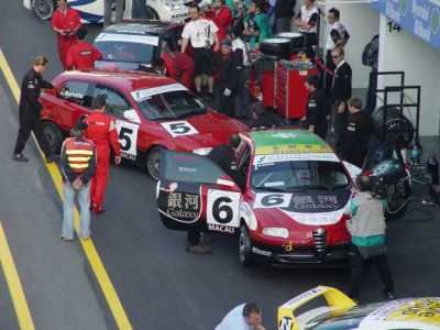 Squadra al lavoro in pit lane tra le vetture da gara a Macao.