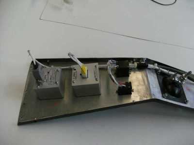 Modulo elettronico in fase di assemblaggio su pannello.