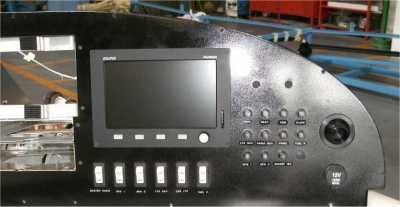 Plancia con display e tastiera di comando in allestimento.
