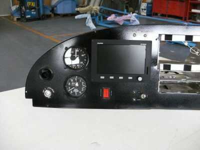Plancia strumenti con display e comandi in fase di montaggio.