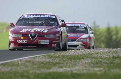 Alfa Romeo 156 da competizione in azione su pista.