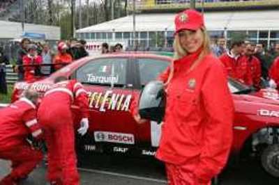 Momento di rappresentanza della squadra accanto all'Alfa Romeo 156.
