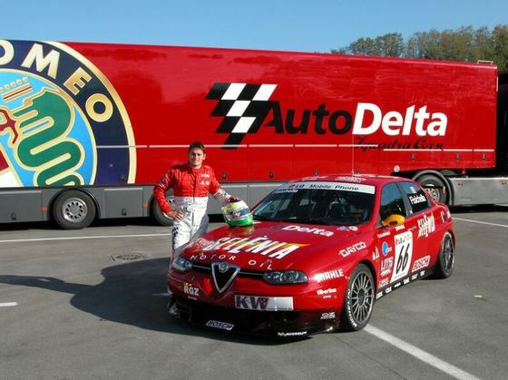 Pilota e vettura Alfa Romeo 156 con il bilico Autodelta.