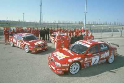 Squadra e vetture da competizione schierate davanti al bilico.