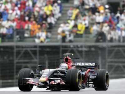 Monoposto Scuderia Toro Rosso in gara a Fuji.